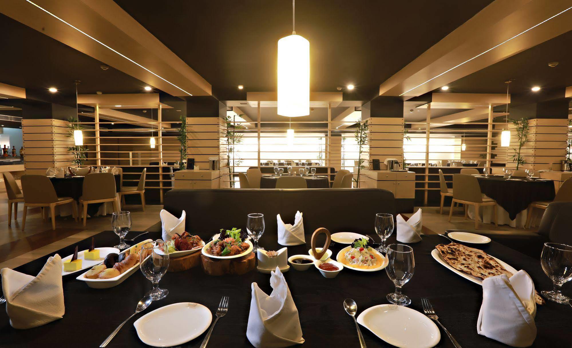 Hotel Patliputra Continental Patna  Kültér fotó